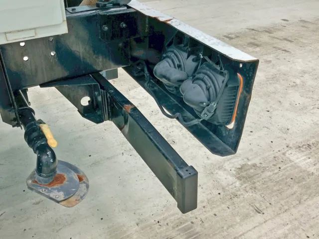 リヤバンパー助手席側に曲がりがあります。|日野 レンジャー ADG-FC6JCWA(2WD)の写真15