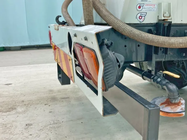 運転席側テールランプ周りに曲がりがあります。|日野 レンジャー ADG-FC6JCWA(2WD)の写真16