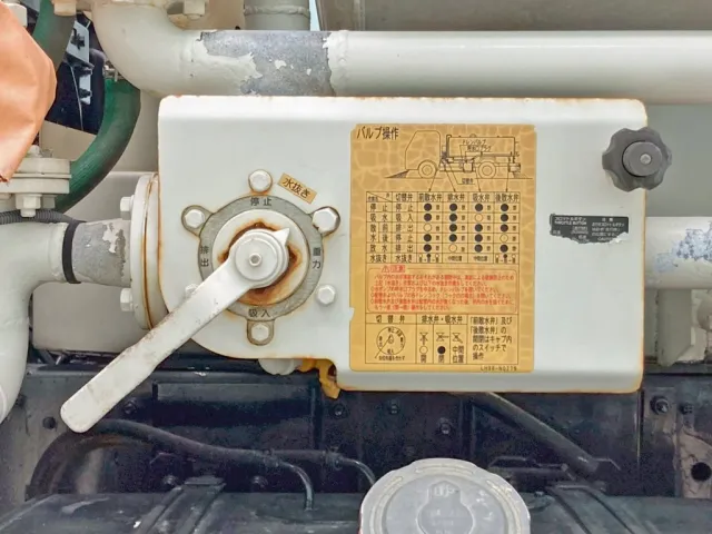 排出・停止・重力・吸入の切り替えバルブです。|日野 レンジャー ADG-FC6JCWA(2WD)の写真20