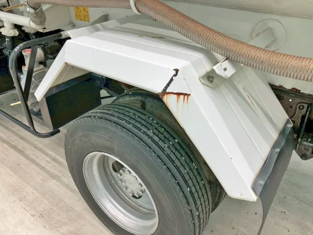 助手席側リヤフェンダーにキズ・サビがあります。|日野 レンジャー ADG-FC6JCWA(2WD)の写真23