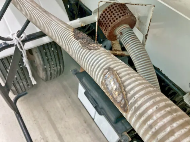 給水ホースの一部が溶けています。(極小の穴が空いています)|日野 レンジャー ADG-FC6JCWA(2WD)の写真24