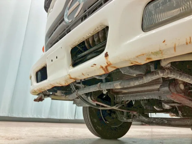 フロントバンパー下部にヘコミ・サビがあります。|日野 レンジャー ADG-FC6JCWA(2WD)の写真27