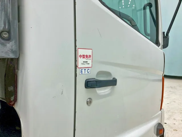 運転席ドア・クォーターパネルにキズがあります。|日野 レンジャー ADG-FC6JCWA(2WD)の写真30