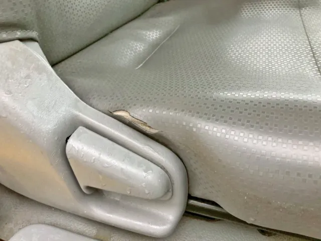 運転席座面に破れがあります。|トヨタ カゼット 2RG-XZU605A(2WD)の写真9