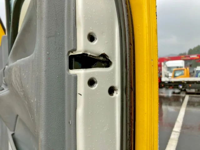 運転席ドアのキャッチ部割れ・取り付けボルト欠品 及び 位置ズレがあります。|トヨタ カゼット 2RG-XZU605A(2WD)の写真39