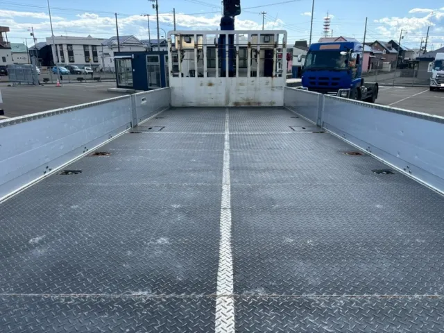 床は鉄板張りです。|日野 レンジャー 2PG-FE2ABAの写真10