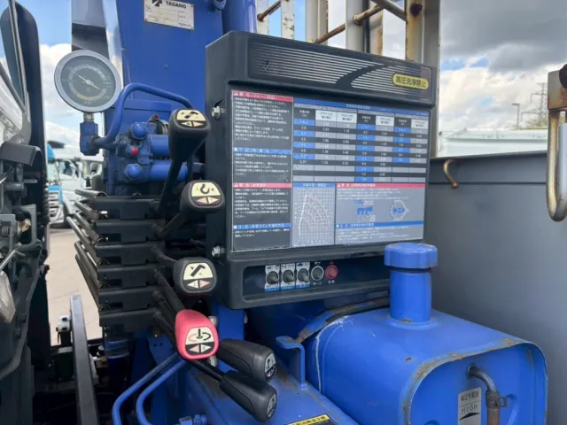 クレーンの操作レバーです。|日野 レンジャー 2PG-FE2ABAの写真23