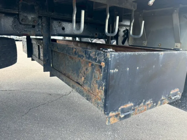 後方にりん木入れが付いています。|日野 レンジャー 2PG-FE2ABAの写真27