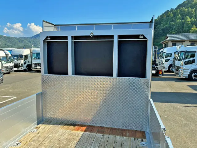 プロテクターにレバーブロック掛け付きの物入れが付いています。|日野 プロフィア 2KG-FW1AHC(8x4)の写真10