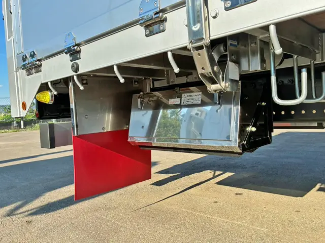 ボディー運転席側後方にステンレス製の工具箱が付いています。|日野 プロフィア 2KG-FW1AHC(8x4)の写真15