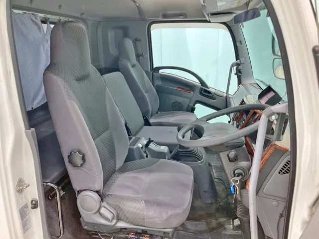 乗車定員は3名です。|いすゞ フォワード QDG-FVZ34U2の写真7