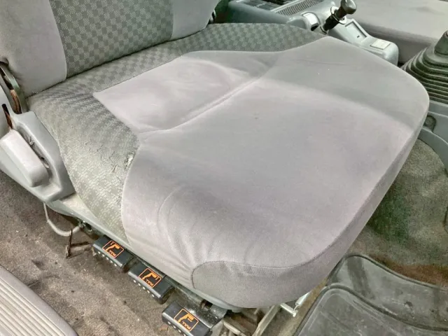 運転席座面にヘタリ・破れがあります。|いすゞ フォワード QDG-FVZ34U2の写真8