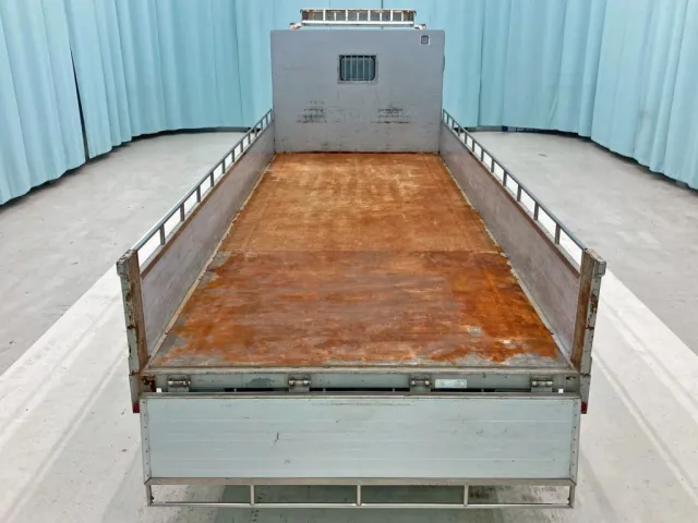 床は鉄板張りです。|いすゞ フォワード QDG-FVZ34U2の写真9