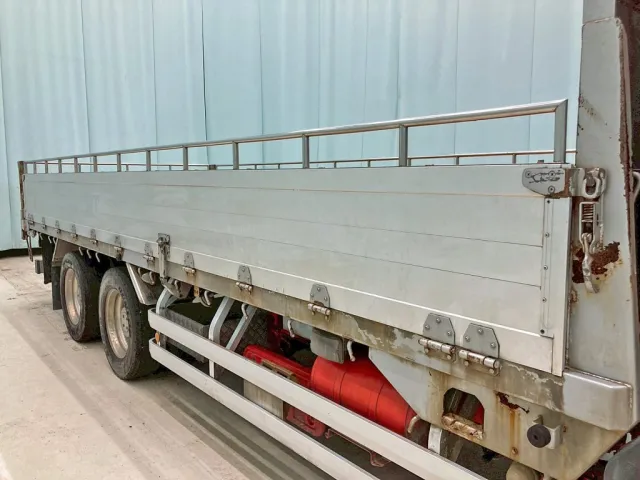 左右アルミブロック上部にステンレス製の枠が溶接されています。|いすゞ フォワード QDG-FVZ34U2の写真13