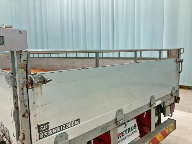 リヤアルミブロック上部にステンレス製の枠が溶接されています。|いすゞ フォワード QDG-FVZ34U2の写真15