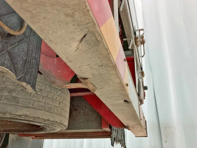 リヤバンパー下部に割れがあります。|いすゞ フォワード QDG-FVZ34U2の写真16