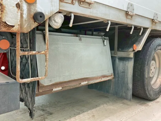 ボディー運転席側後方にステンレス製の工具箱が付いています。|いすゞ フォワード QDG-FVZ34U2の写真17