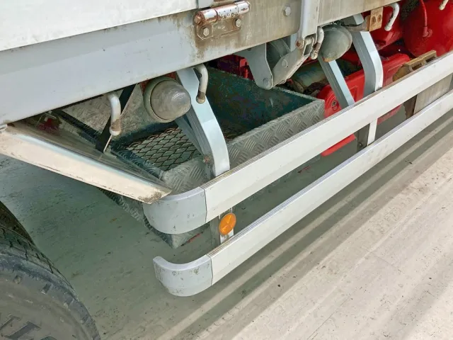 ボディー運転席側中央部にりん木入れが付いています。|いすゞ フォワード QDG-FVZ34U2の写真18