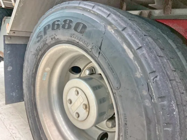 運転席側3軸目タイヤサイドウォールに切れがあります。|いすゞ フォワード QDG-FVZ34U2の写真19