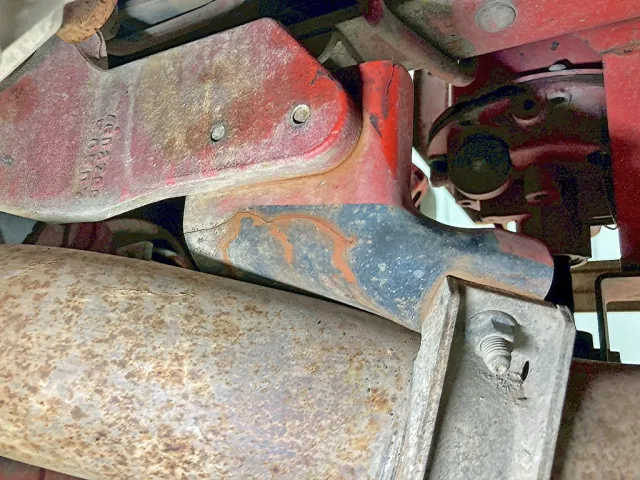 マフラーのセンターパイプブラケット部に亀裂があります。|いすゞ フォワード QDG-FVZ34U2の写真20