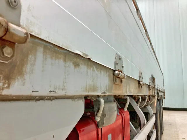 助手席側アオリ前方にヘコミがあります。|いすゞ フォワード QDG-FVZ34U2の写真21