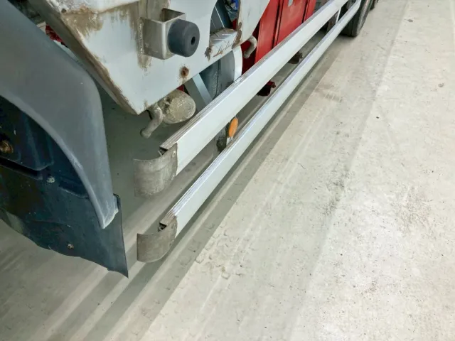 助手席側サイドバンパー前方のコーナーカバーが異品です。|いすゞ フォワード QDG-FVZ34U2の写真22