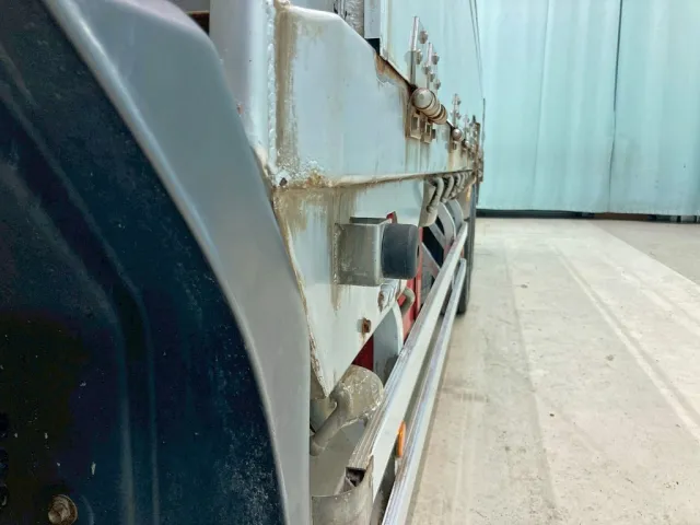 助手席側サイドレール前方の当たりゴム分全幅オーバーしています。|いすゞ フォワード QDG-FVZ34U2の写真23
