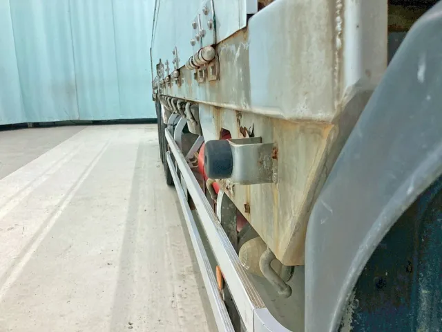 運転席側サイドレール前方の当たりゴム分全幅オーバーしています。|いすゞ フォワード QDG-FVZ34U2の写真24