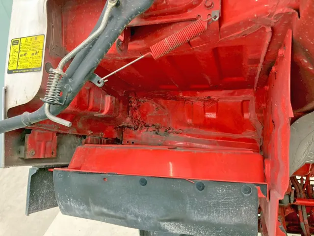 助手席側クォーターパネル下部に板金跡があります。|いすゞ フォワード QDG-FVZ34U2の写真29