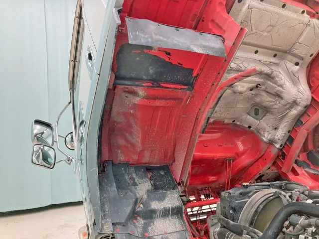 助手席側フロアに歪みがあります。|いすゞ フォワード QDG-FVZ34U2の写真30