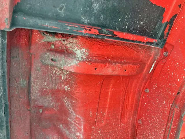 助手席側フロアに歪みがあります。(拡大図)|いすゞ フォワード QDG-FVZ34U2の写真31