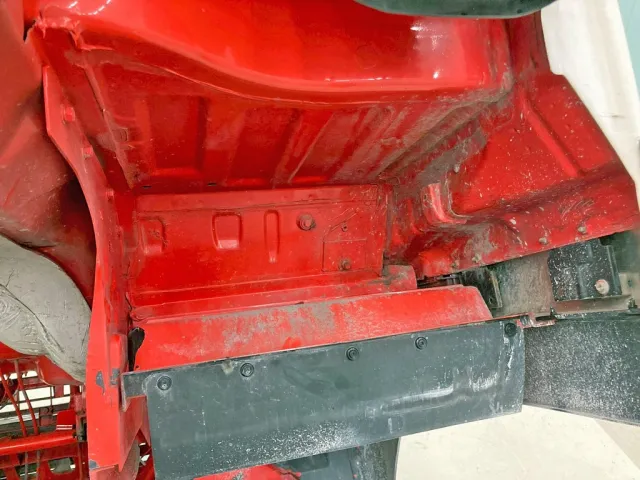 運転席側クォーターパネル下部に板金跡があります。|いすゞ フォワード QDG-FVZ34U2の写真32