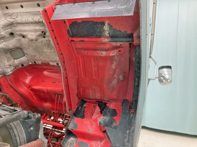 運転席側フロアに歪みがあります。|いすゞ フォワード QDG-FVZ34U2の写真33