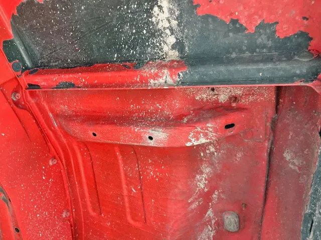 運転席側フロアに歪みがあります。(拡大図)|いすゞ フォワード QDG-FVZ34U2の写真34