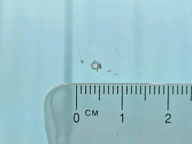 フロントガラスの運転席側正面に飛び石跡があります。|いすゞ フォワード QDG-FVZ34U2の写真36