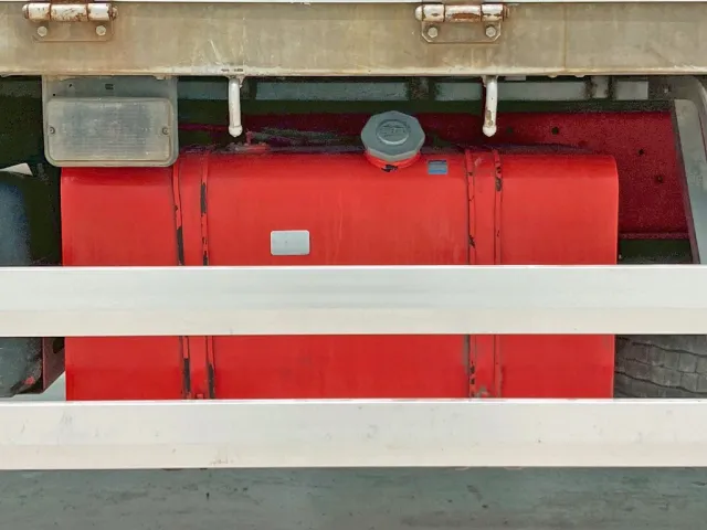 燃料タンクは200Lです。|いすゞ フォワード QDG-FVZ34U2の写真37