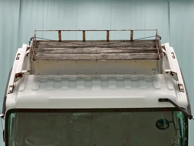 ルーフにシートデッキが付いています。|いすゞ フォワード QDG-FVZ34U2の写真41