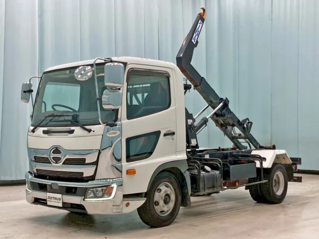 フロント周り、メッキパーツで飾っています。|日野 レンジャー 2KG-FC2ABA(2WD)の写真1