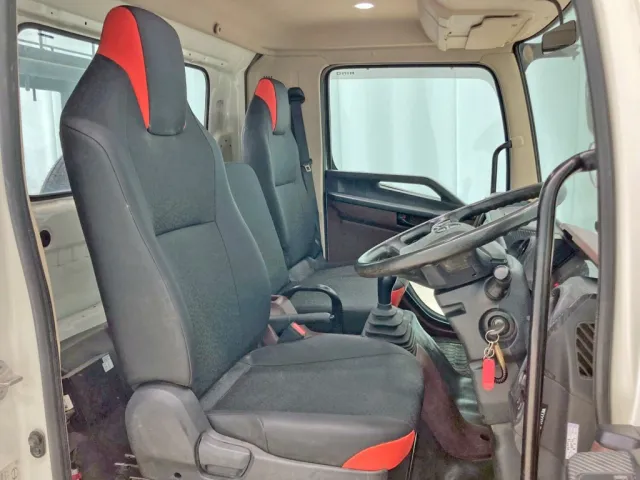 乗車定員は3名です。(ベッドレスキャビンです)|日野 レンジャー 2KG-FC2ABA(2WD)の写真7