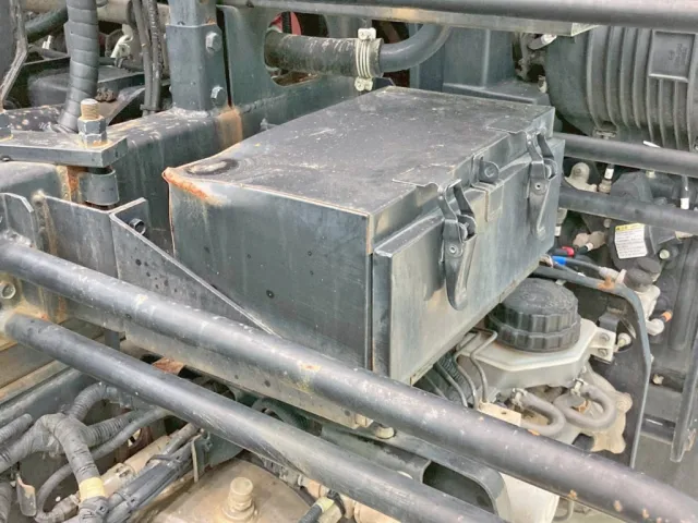 つい立運転席側下部に工具箱が付いています。(上部角にヘコミがあります)|日野 レンジャー 2KG-FC2ABA(2WD)の写真11