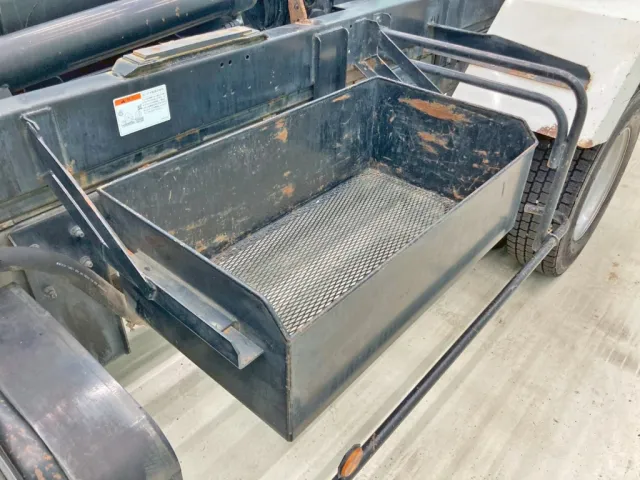 助手席側にりん木入れが付いています。|日野 レンジャー 2KG-FC2ABA(2WD)の写真13