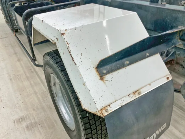 助手席側リヤフェンダー後方にキズ・サビ・歪みがあります。|日野 レンジャー 2KG-FC2ABA(2WD)の写真22