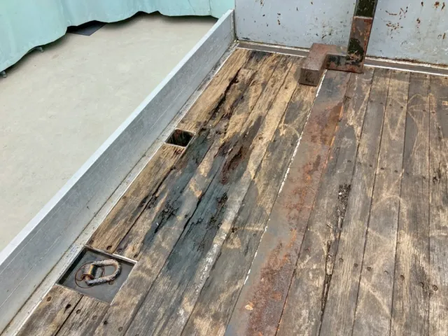 床板前方助手席側に割れがあります。|トレクス  PFB34117の写真12