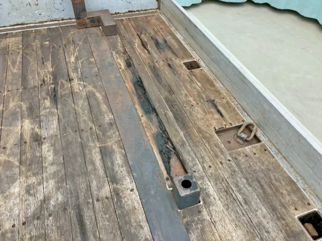 床板前方運転席側に割れがあります。|トレクス  PFB34117の写真13