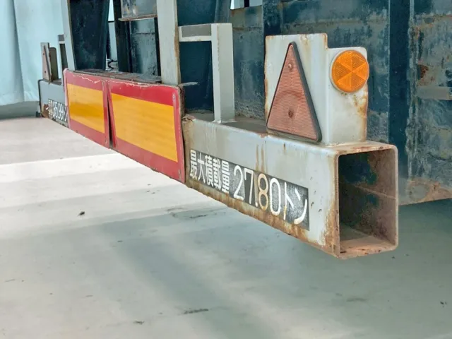 リヤバンパー運転席側のカバーが欠品しています。|トレクス  PFB34117の写真20