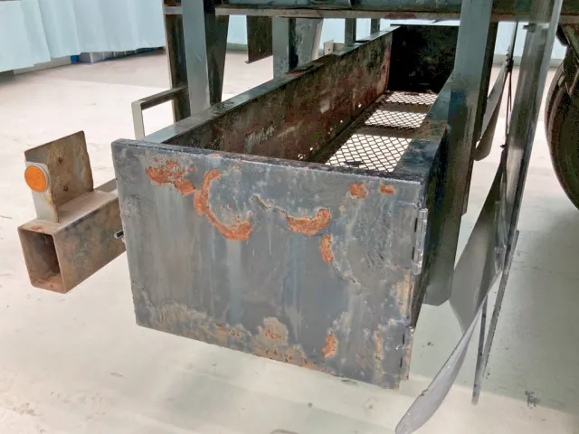 ボディー後方にりん木入れが付いています。(運転席側)|トレクス  PFB34117の写真22