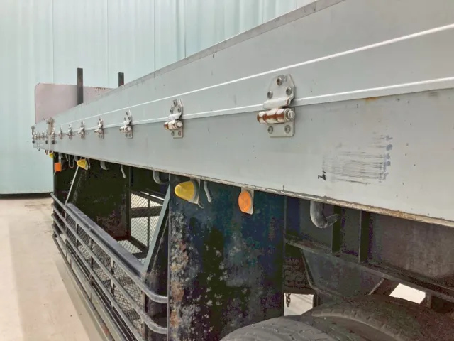 助手席側サイドレール1軸目上部に引きキズがあります。|トレクス  PFB34117の写真24