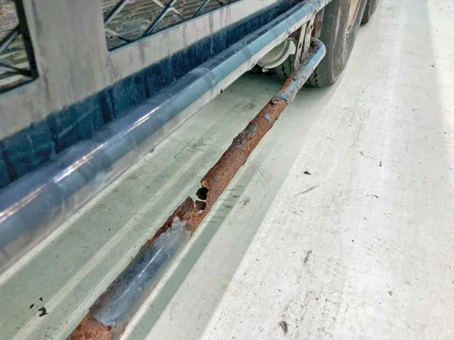 助手席側サイドバンパーに腐食・割れがあります。|トレクス  PFB34117の写真26