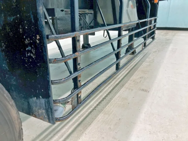 運転席側サイドバンパー全体にサビ 及び 少々曲がりがあります。|トレクス  PFB34117の写真27