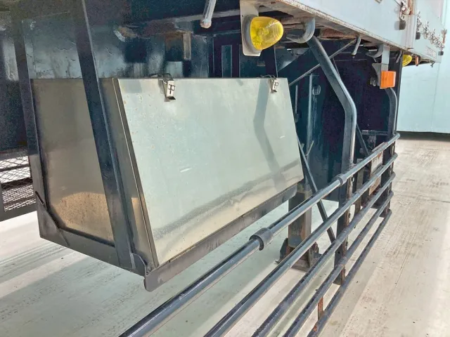 運転席側にステンレス製の工具箱が付いています。|トレクス  PFB34117の写真28